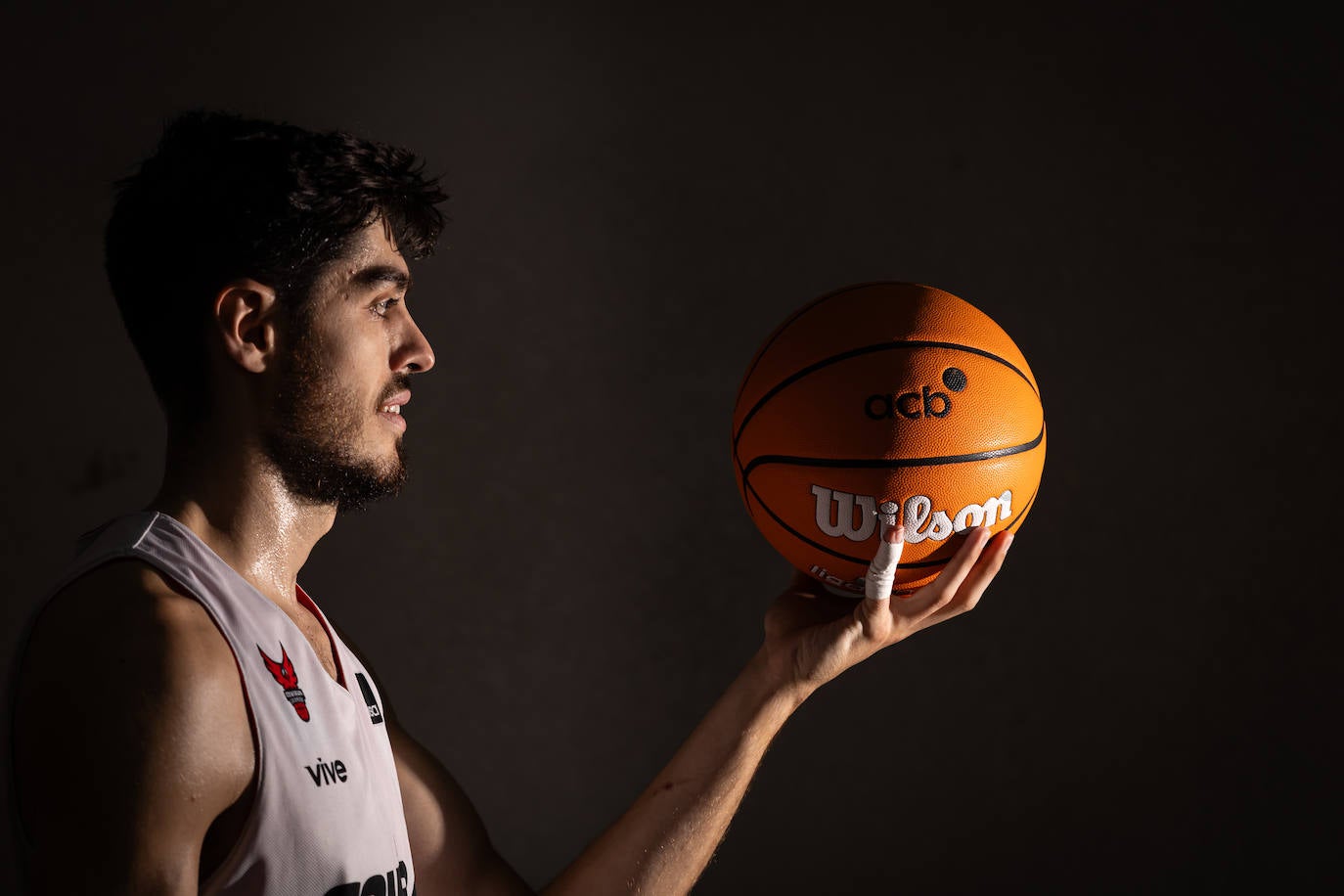 Edgar Vicedo sujeta un balón de la ACB al acabar el entrenamiento con el Covirán.