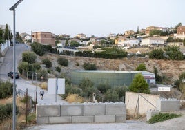 El muro instalado por el consistorio guardeño entre el barrio de La Manseguilla en la capital, y el municipio de La Guardia.