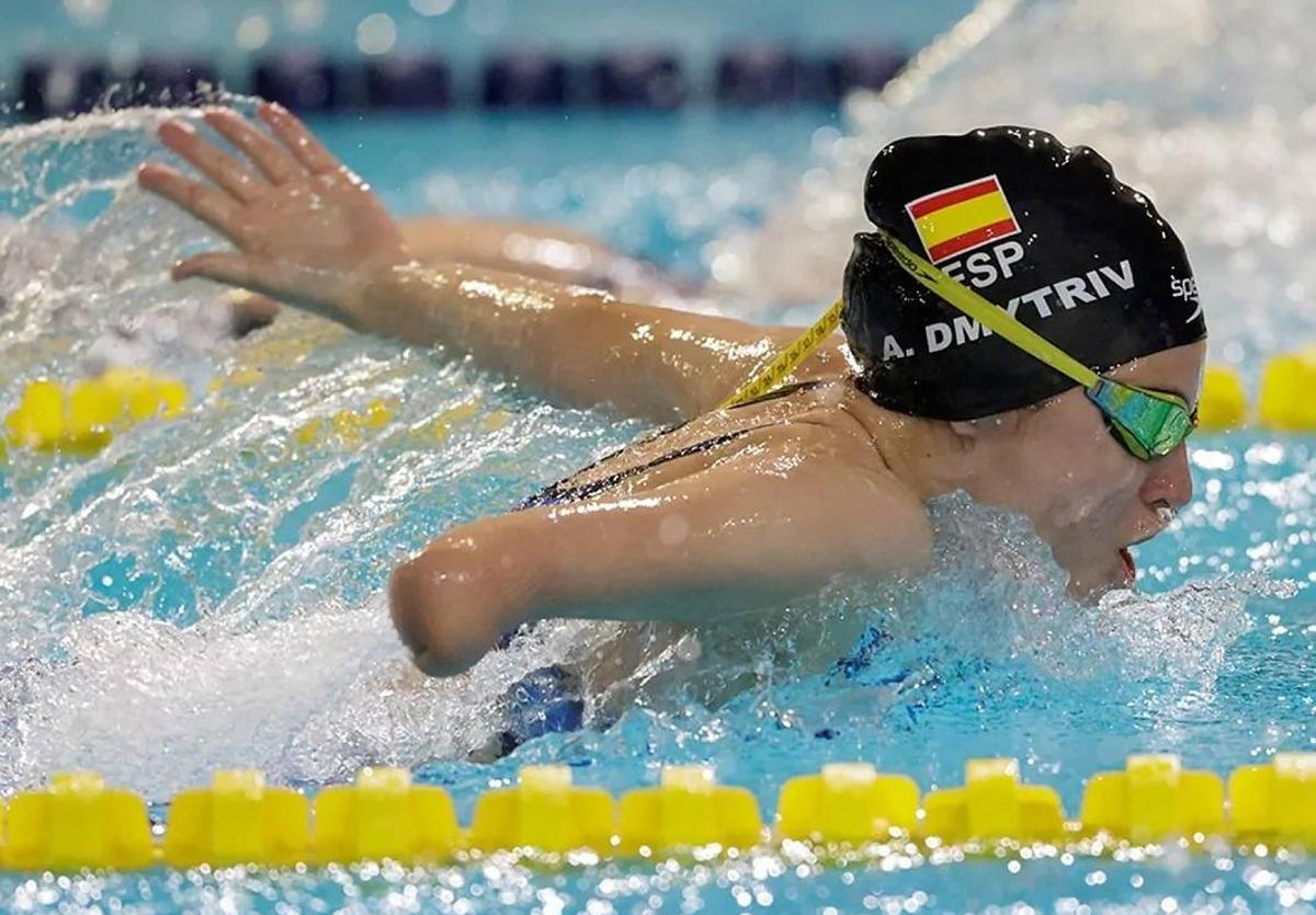 Tasy Dmytriv se colgó tres medallas para ser la sirena de París.