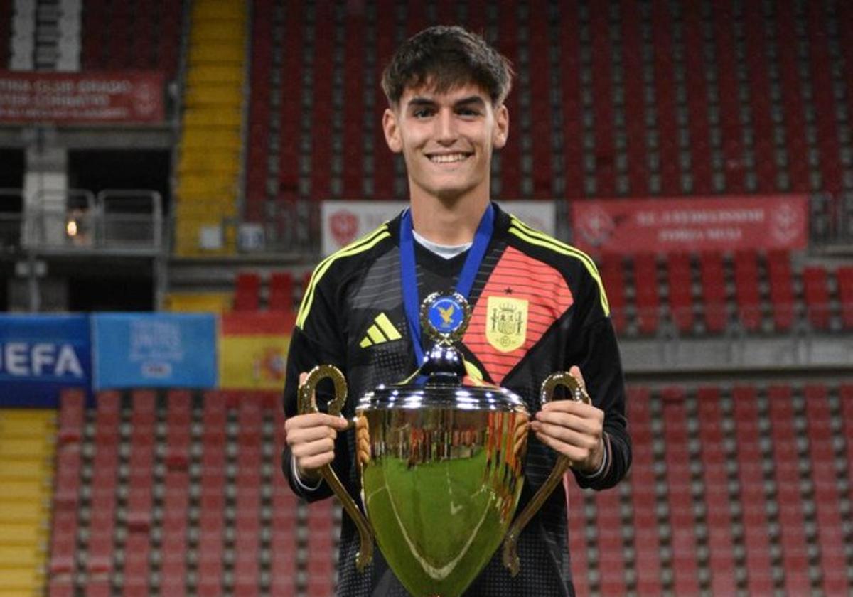 El rojiblanco Carlos Guirao levanta la 'Citta di Trieste' tras su victoria con España sub17.