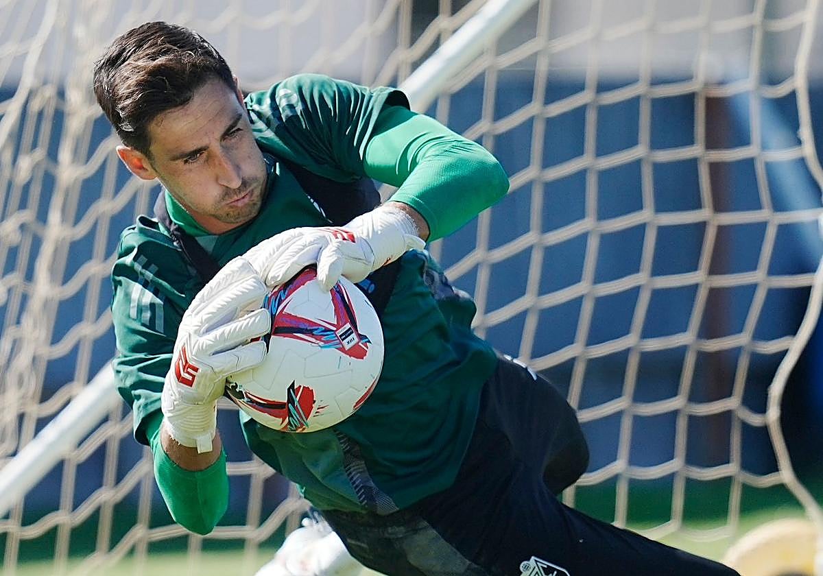 Mariño, en una intervención durante su primer entrenamiento con el Granada.
