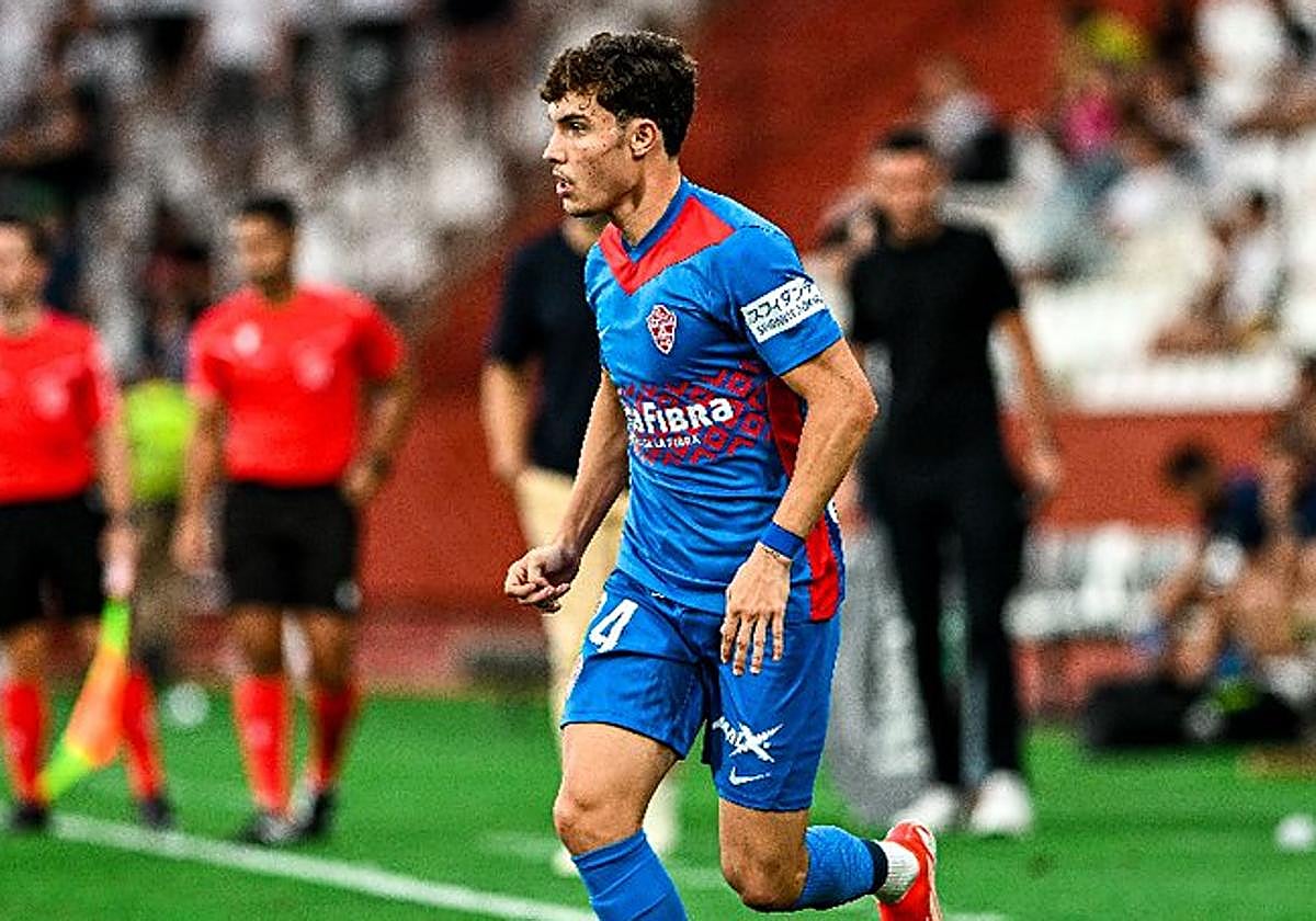Yago de Santiago, durante un partido con el Elche.