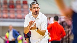 Sergio Mullor realizando indicaciones a sus jugadores