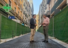 El alcalde, Agustín González, y el concejal de Servicios Municipales, Antonio Losa, en la calle Álamos.