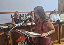Ana Núñez durante la toma de posesión de su acta de concejala.