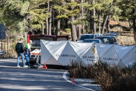 Los investigadores de la Guardia Civil trabajan sobre el lugar donde se encontró el cadáver.