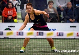 Lucía Martíenz devuelve una bola en un partido del circuito mundial.