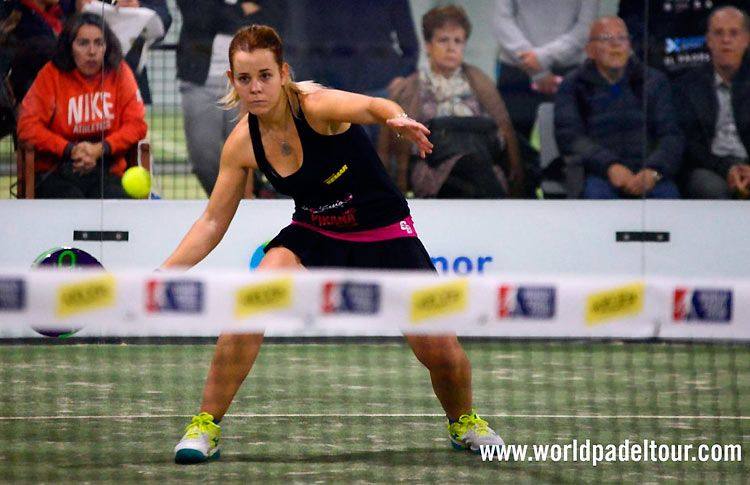 Lucía Martíenz devuelve una bola en un partido del circuito mundial.