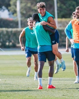 Melamed se abraza a Lopy durante un entrenamiento