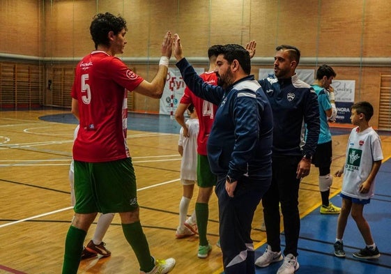 Rafa Romero (derecha), entrenador del Sima, saluda a sus jugadores.