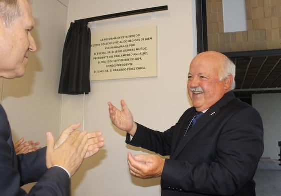 Jesús Aguirre desvelando la placa de la inauguración de la reforma