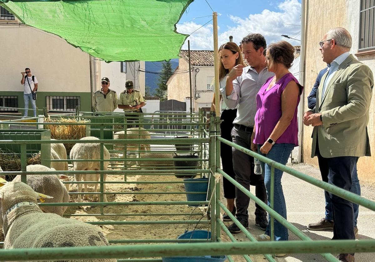 La consejera Catalina García y la delegada María José Lara, en Santiago de la Espada.