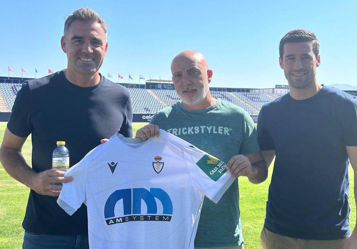 Fran Anera, Joaquín Javier Pérez y Antonio Montiel posan con la camiseta del club blanco.