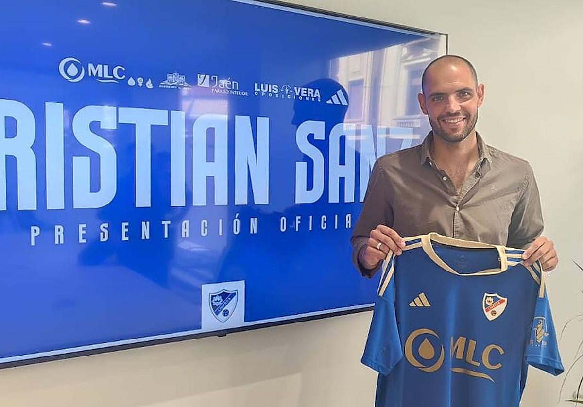 Cristian Sanz vive su primera temporada como director deportivo del Linares.
