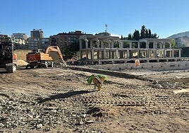 El derribo de la piscina de Fuentenueva saca 600 toneladas de escombros