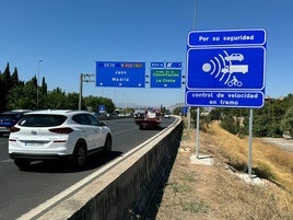 El cartel que anuncia el radar de tramo, en la salida 11 de la Circunvalación, en sentido Jaén.