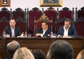 Ignacio Stampa, Rafae López Guarnido y Quico Chirino, en el salón del Colegio de Abogados.