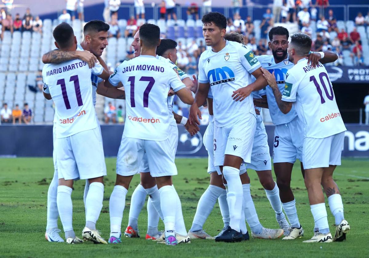 Los jugadores blancos celebran el tanto de Fernando en la primera jornada liguera.