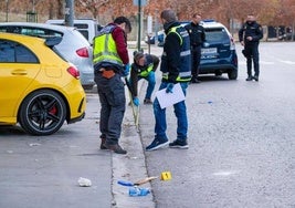 Agentes policiales, en la investigación de un asesinato.