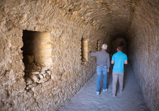 Galería subterránea que conduce a la sala donde estaba la fuente octogonal.