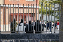 Estudiantes en el patio de un instituto.