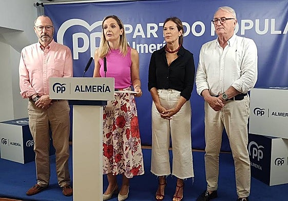 Las diputadas y los senadores del PP de Almería, en la sede provincial del partido.