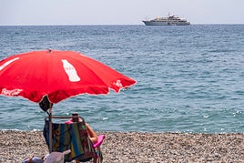 El lujoso yate pasó por las aguas de Salobreña al inicio del verano.