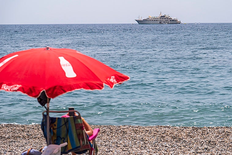 El lujoso yate pasó por las aguas de Salobreña al inicio del verano.
