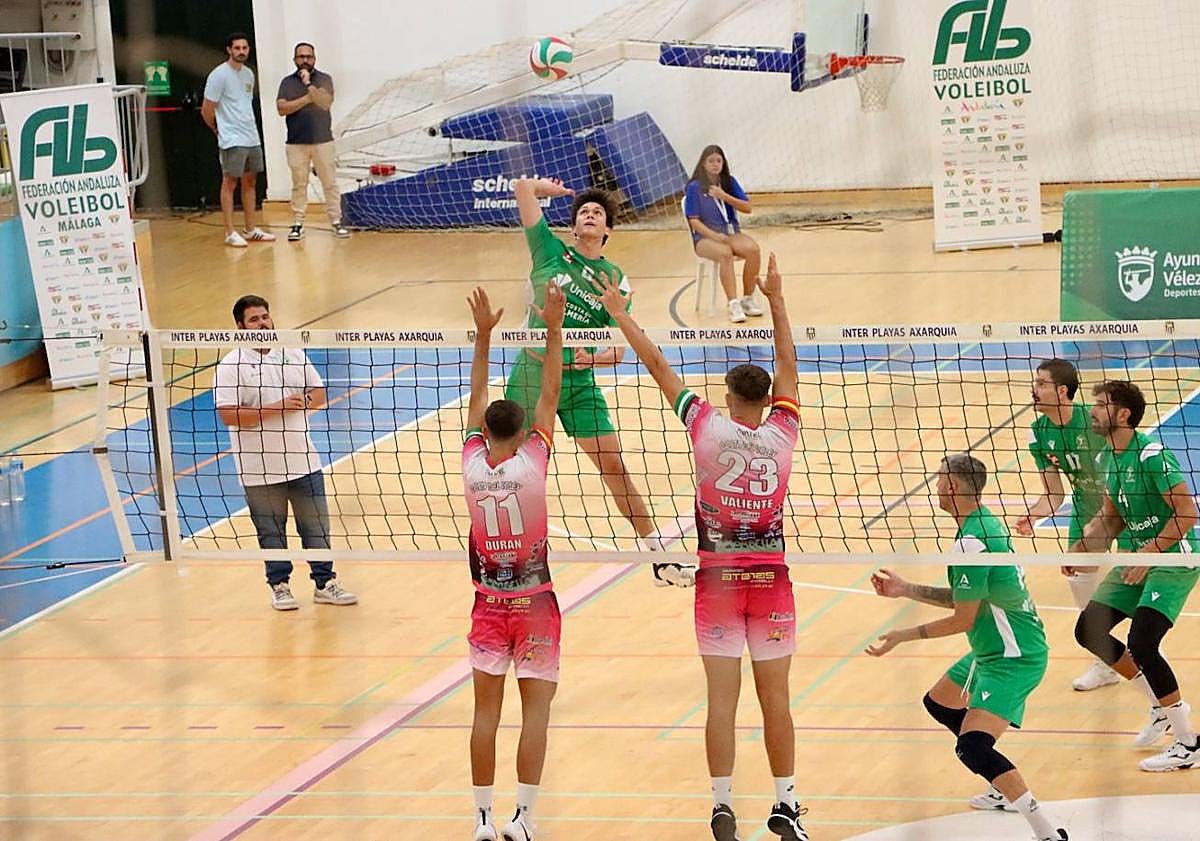 Imagen principal - Arriba, Alaka'i Todd ataca por punta. Abajo a la izquierda, Borja Ruiz en un primer tiempo A la derecha, ataque de Charly Jimenez, MVP del partido.