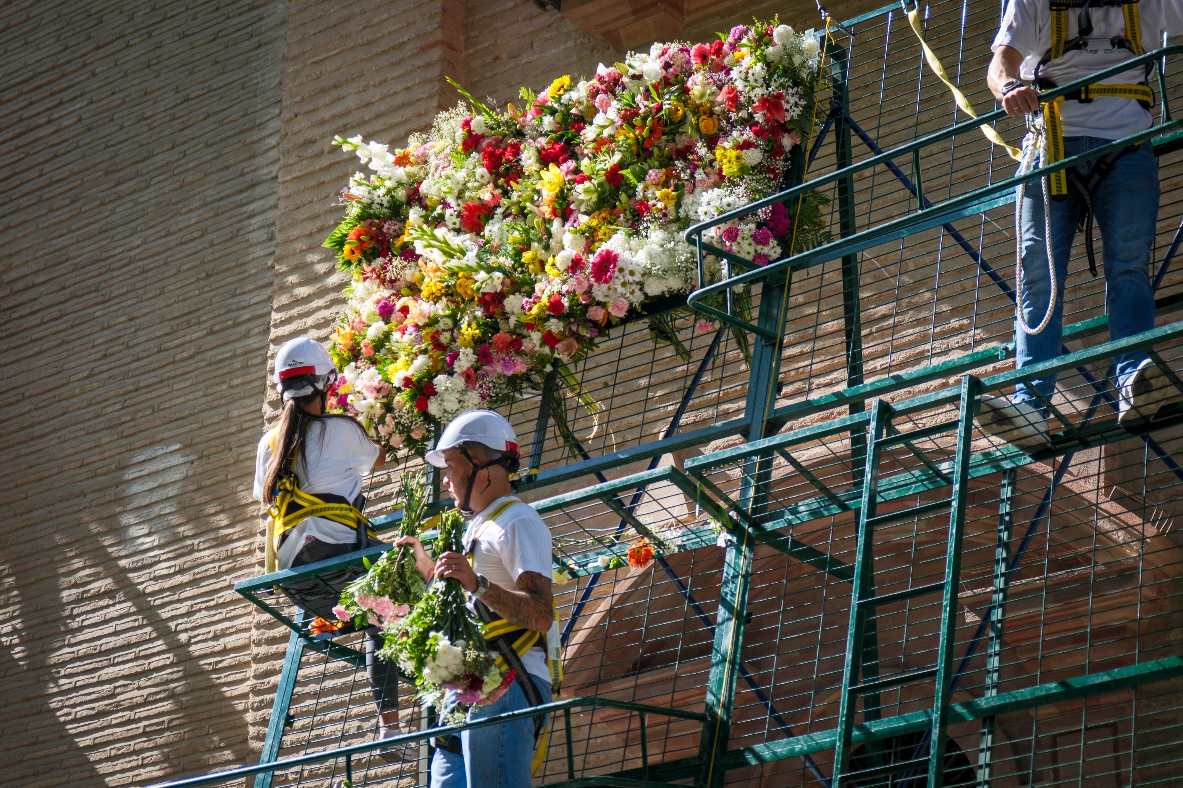 La ofrenda floral a la Virgen de las Angustias, en imágenes