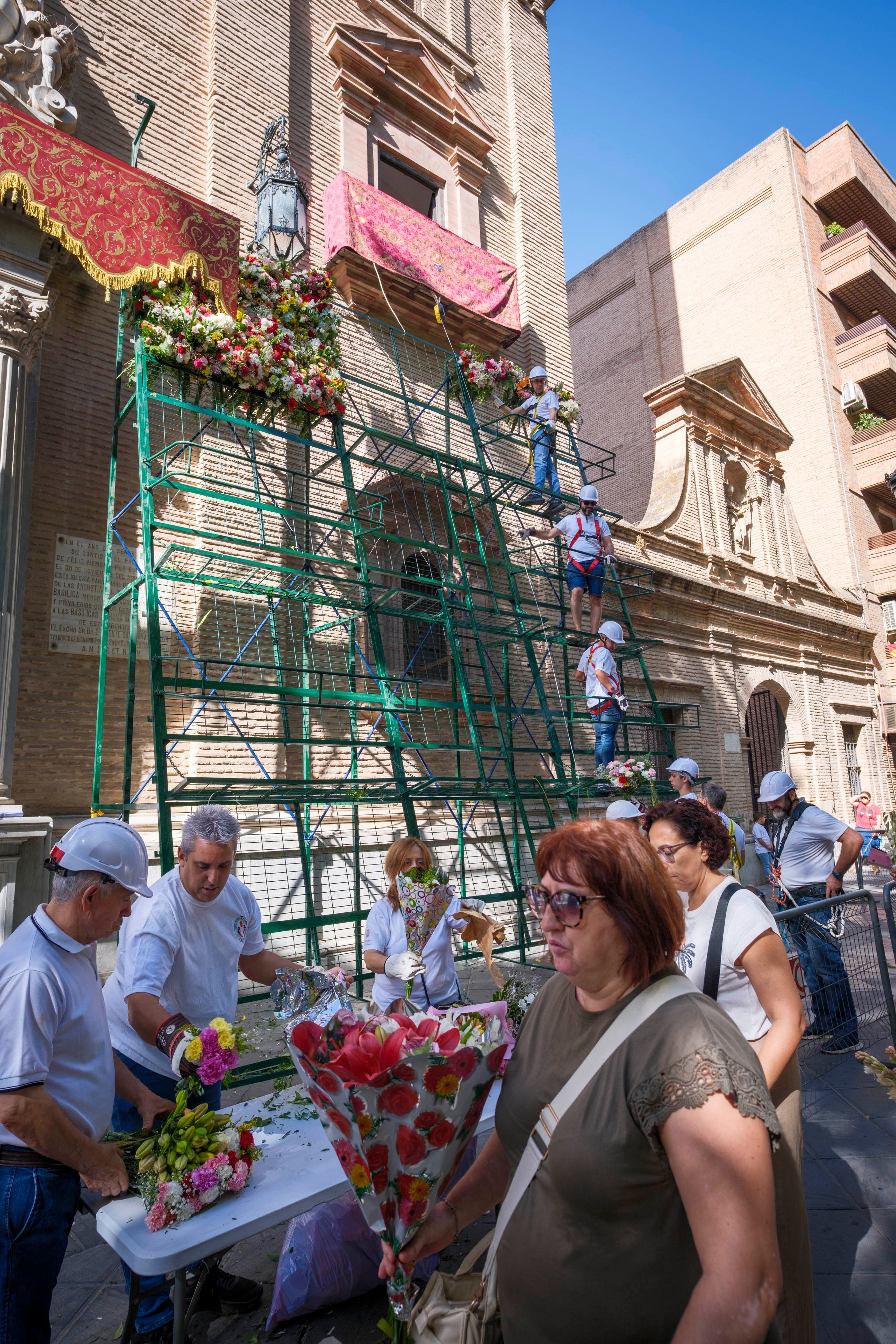 La ofrenda floral a la Virgen de las Angustias, en imágenes