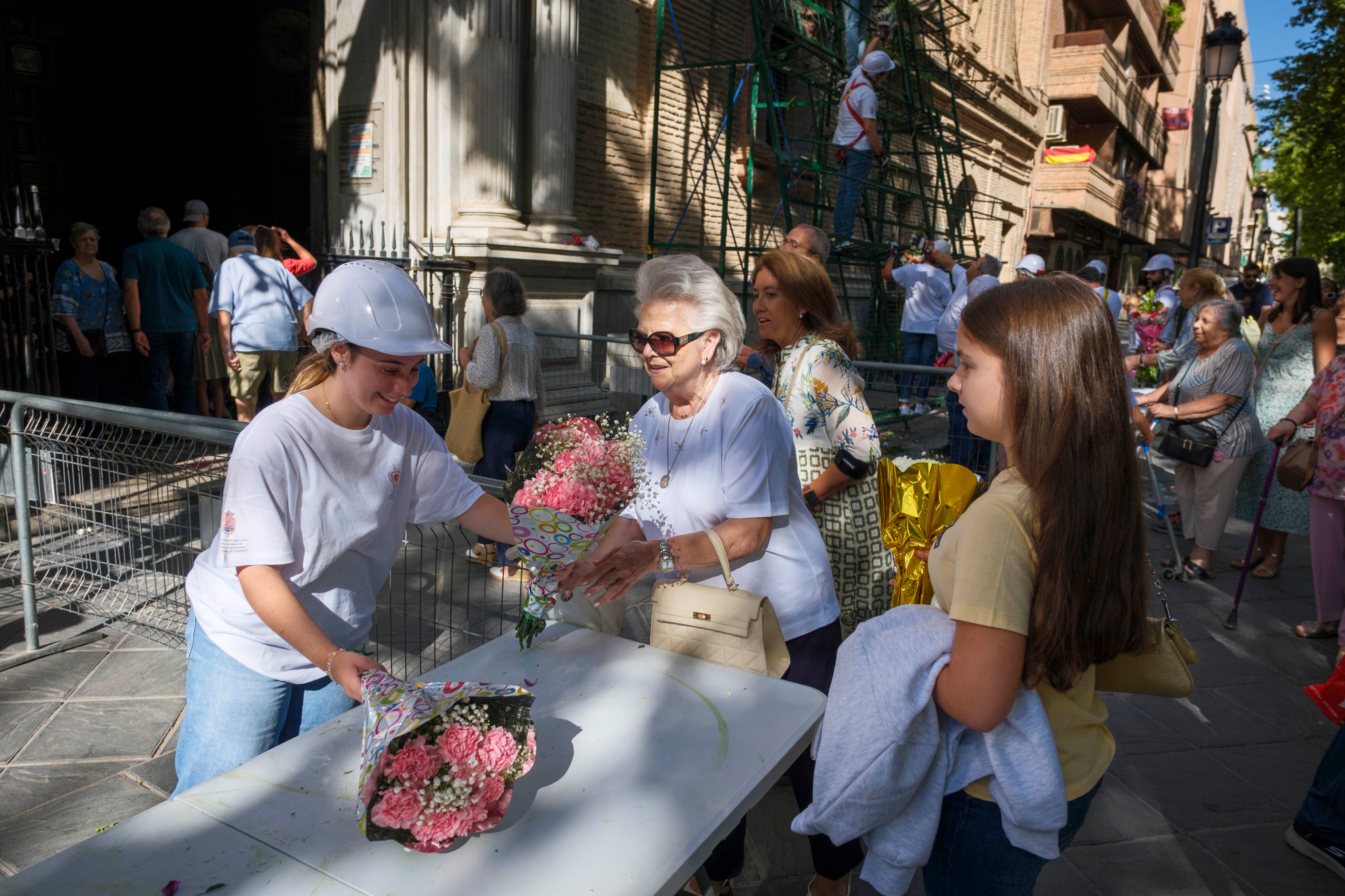 La ofrenda floral a la Virgen de las Angustias, en imágenes