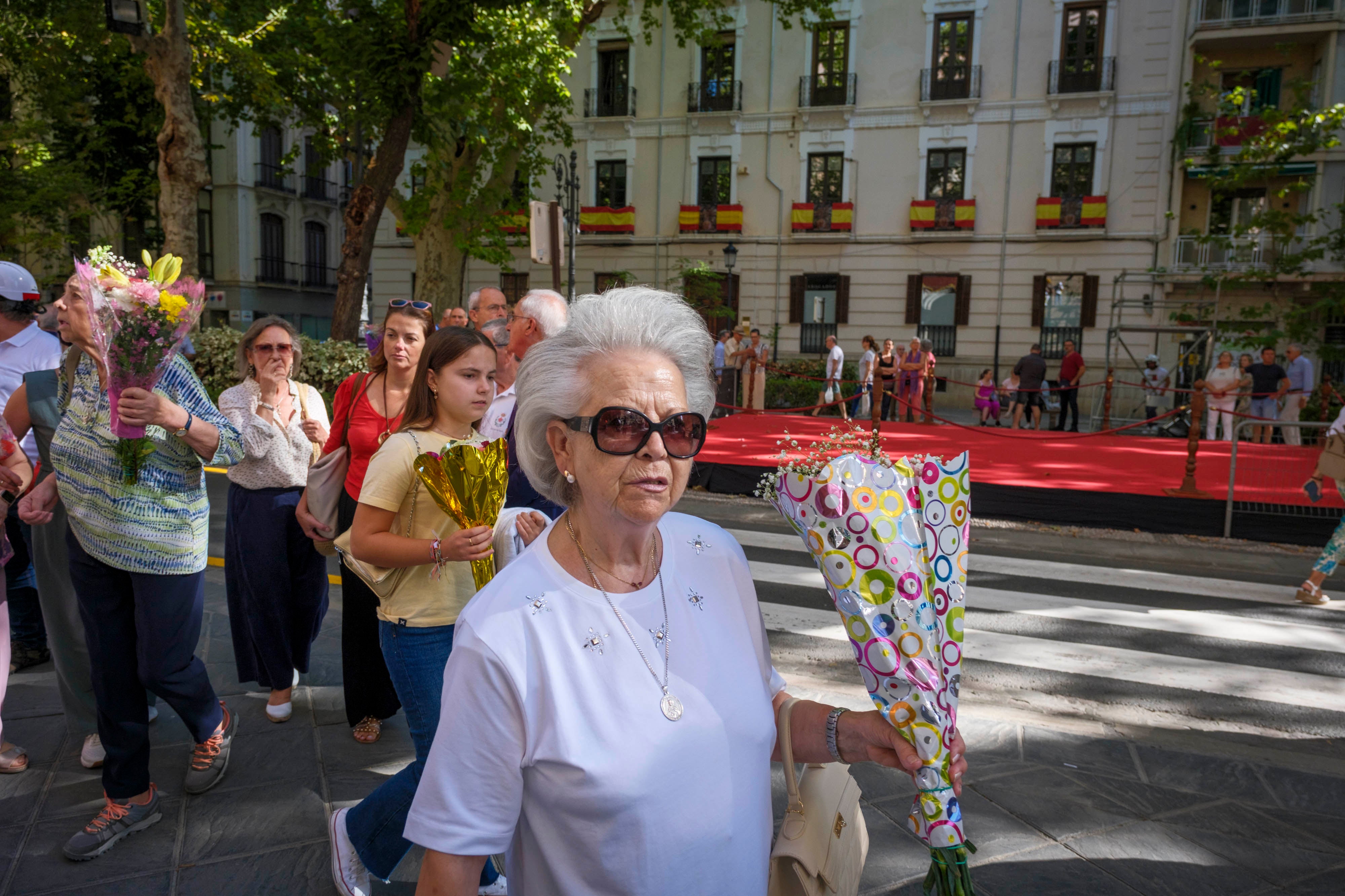 La ofrenda floral a la Virgen de las Angustias, en imágenes