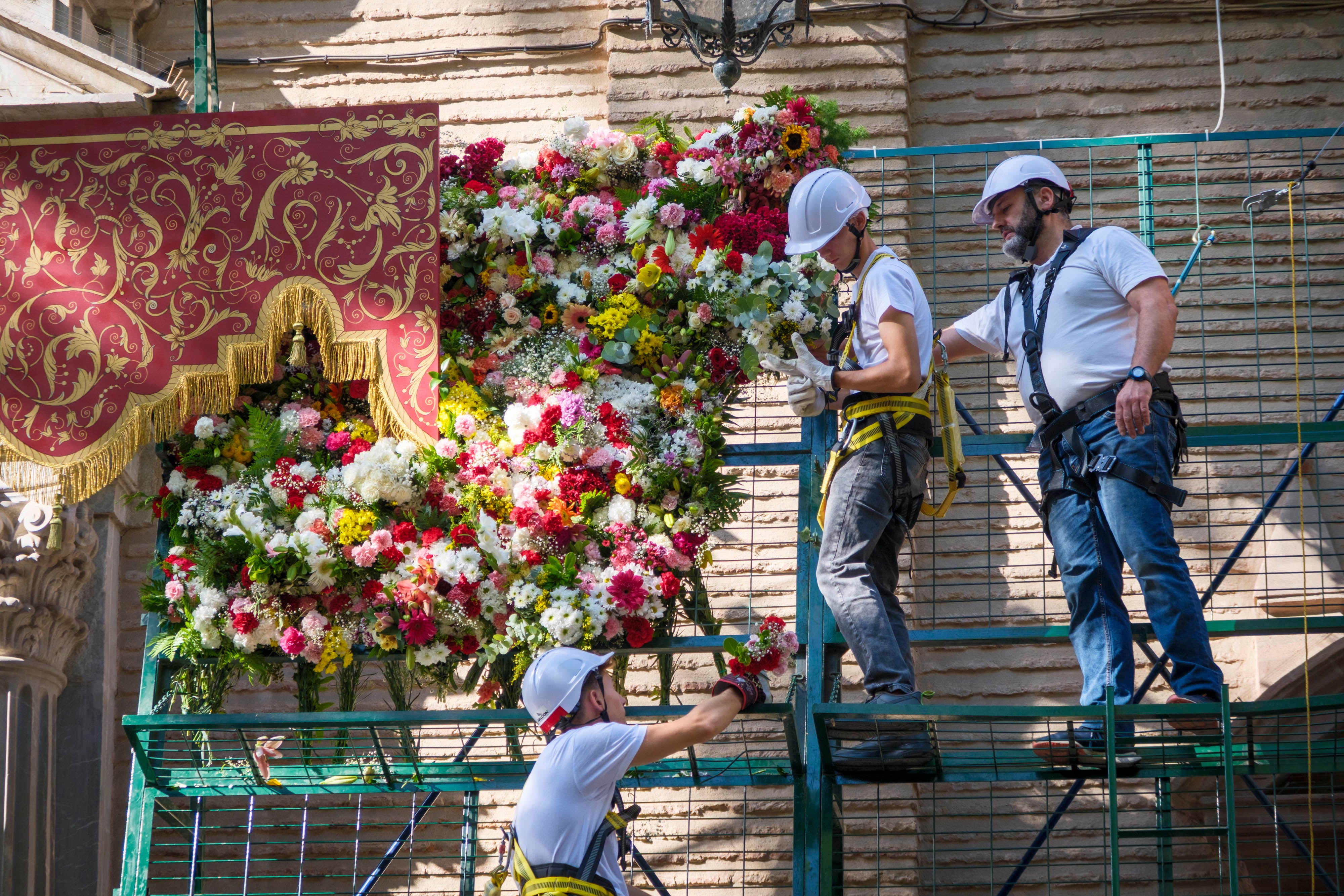 La ofrenda floral a la Virgen de las Angustias, en imágenes