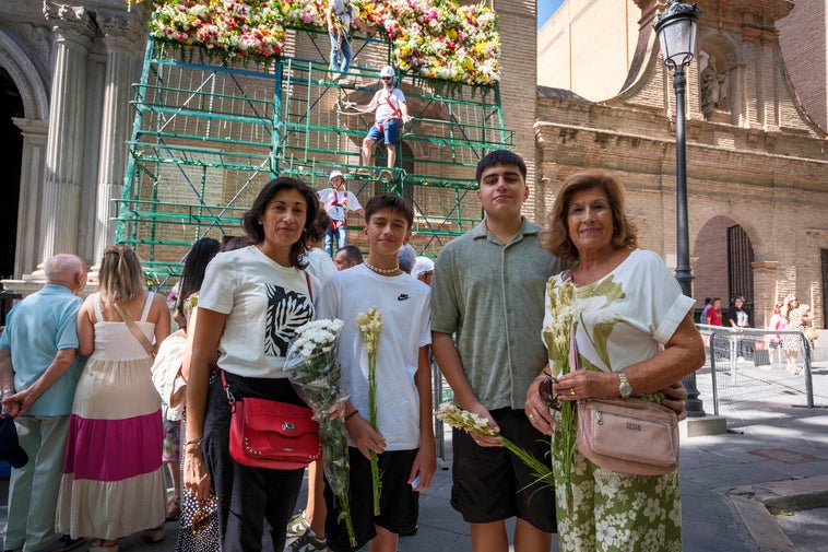 Mª Ángeles (derecha) con su hija y sus nietos.