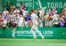 La afición del conjunto blanco aplaude a Fernando tras el tanto del empate marcado en La Juventud.