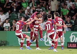 LoÏc, abrazado tras su primer gol con el Granada.