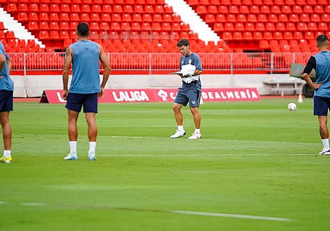 El técnico revisa sus apuntes en la peúltima sesión de trabajo.