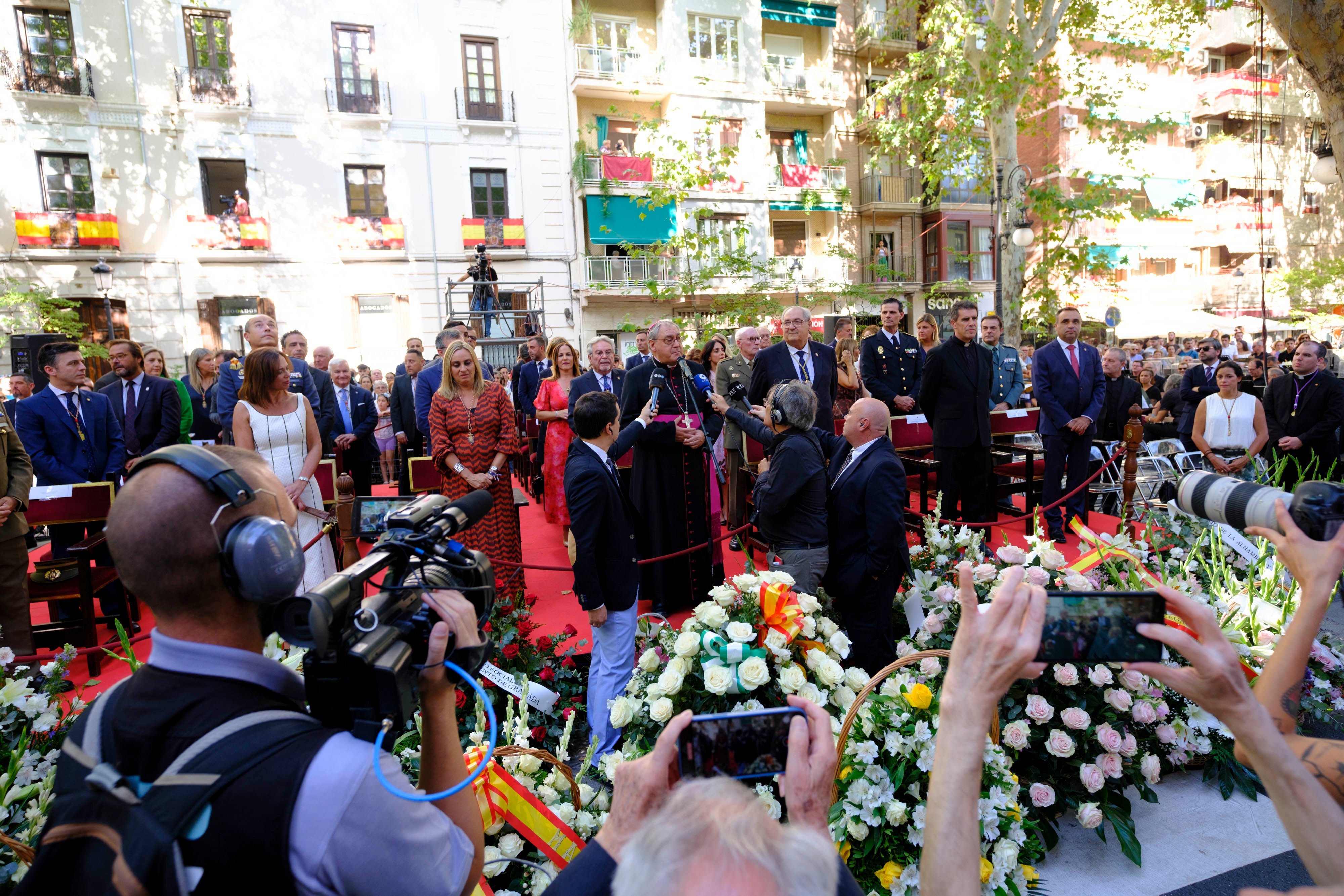 La ofrenda floral a la Virgen de las Angustias, en imágenes