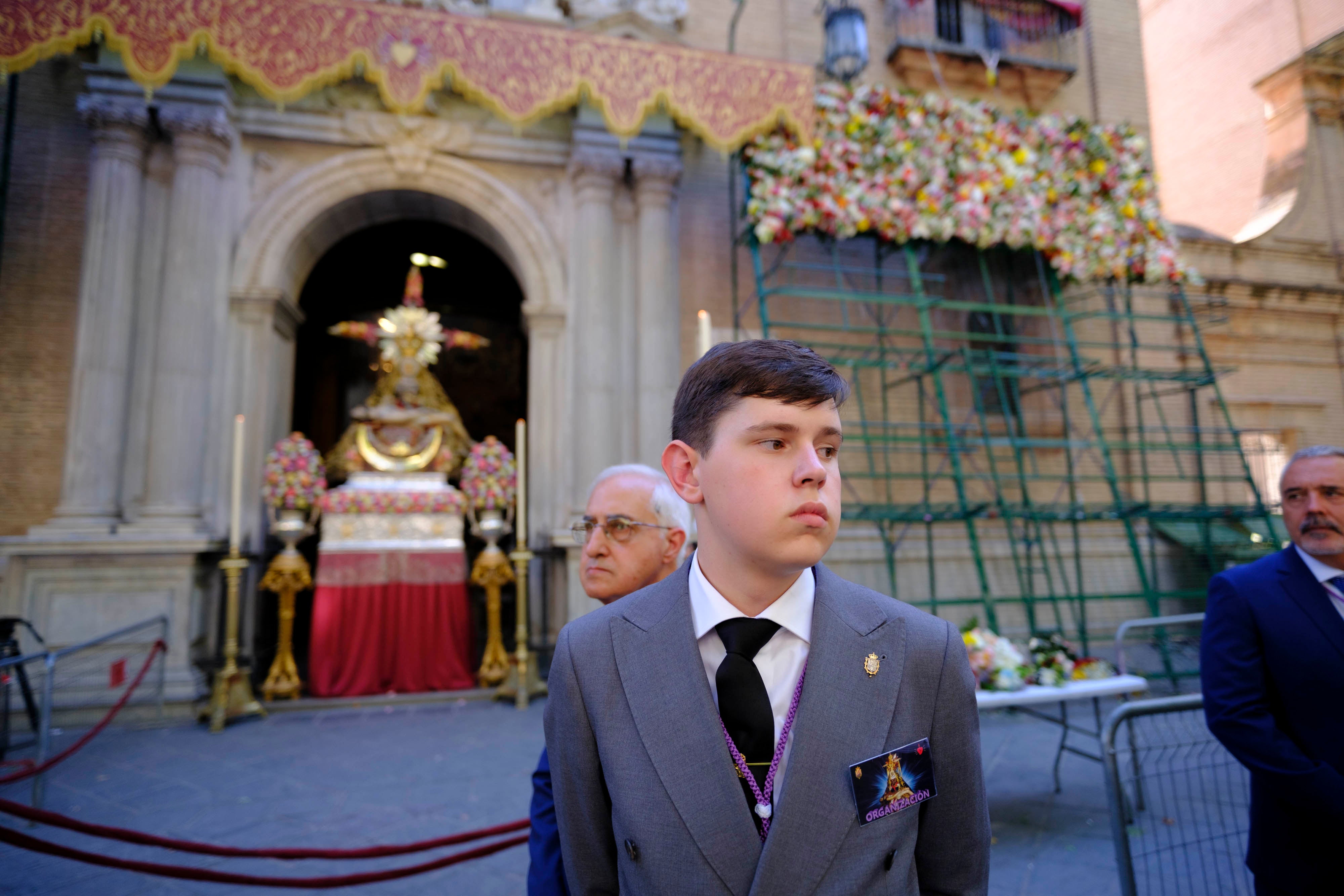 La ofrenda floral a la Virgen de las Angustias, en imágenes