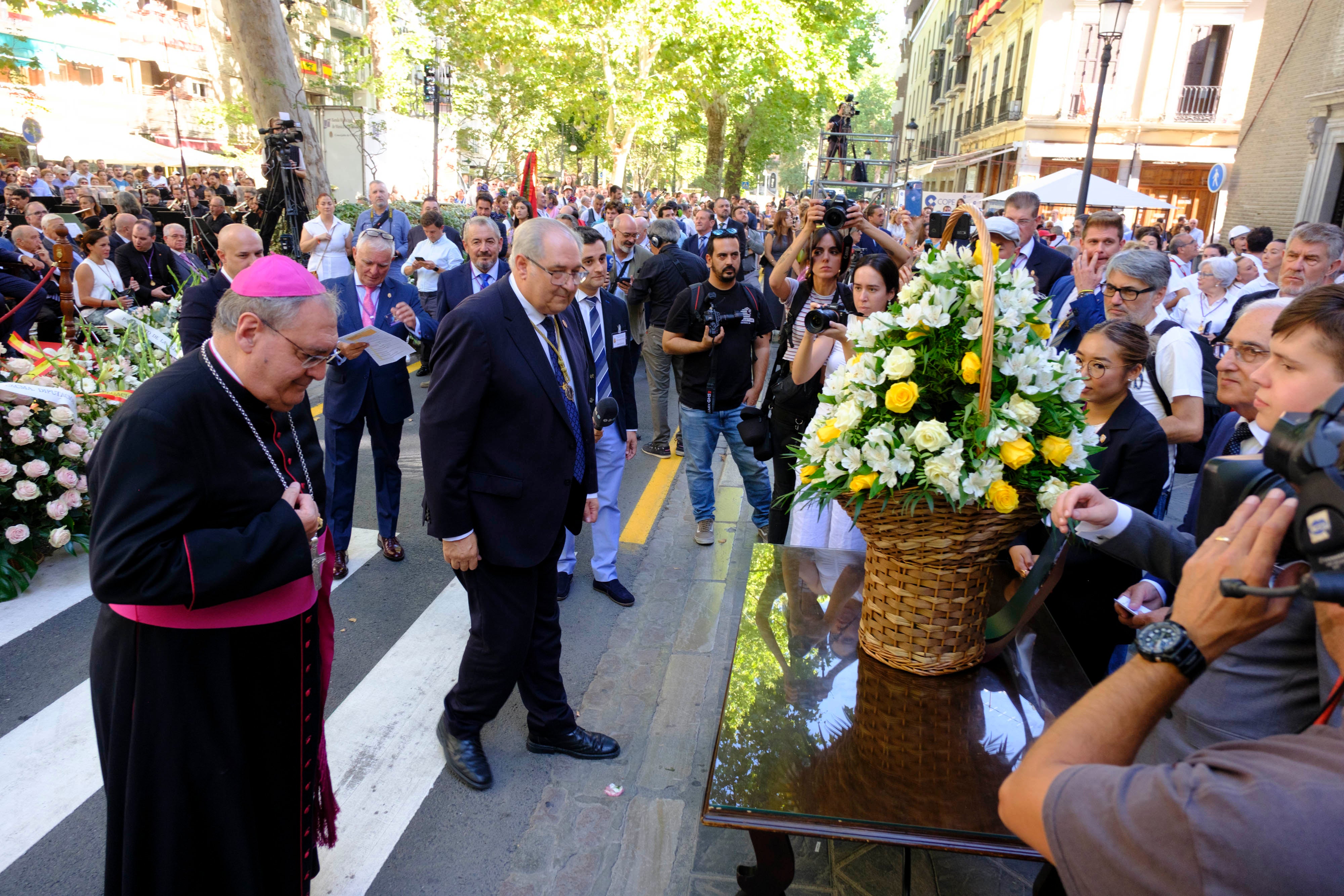 La ofrenda floral a la Virgen de las Angustias, en imágenes