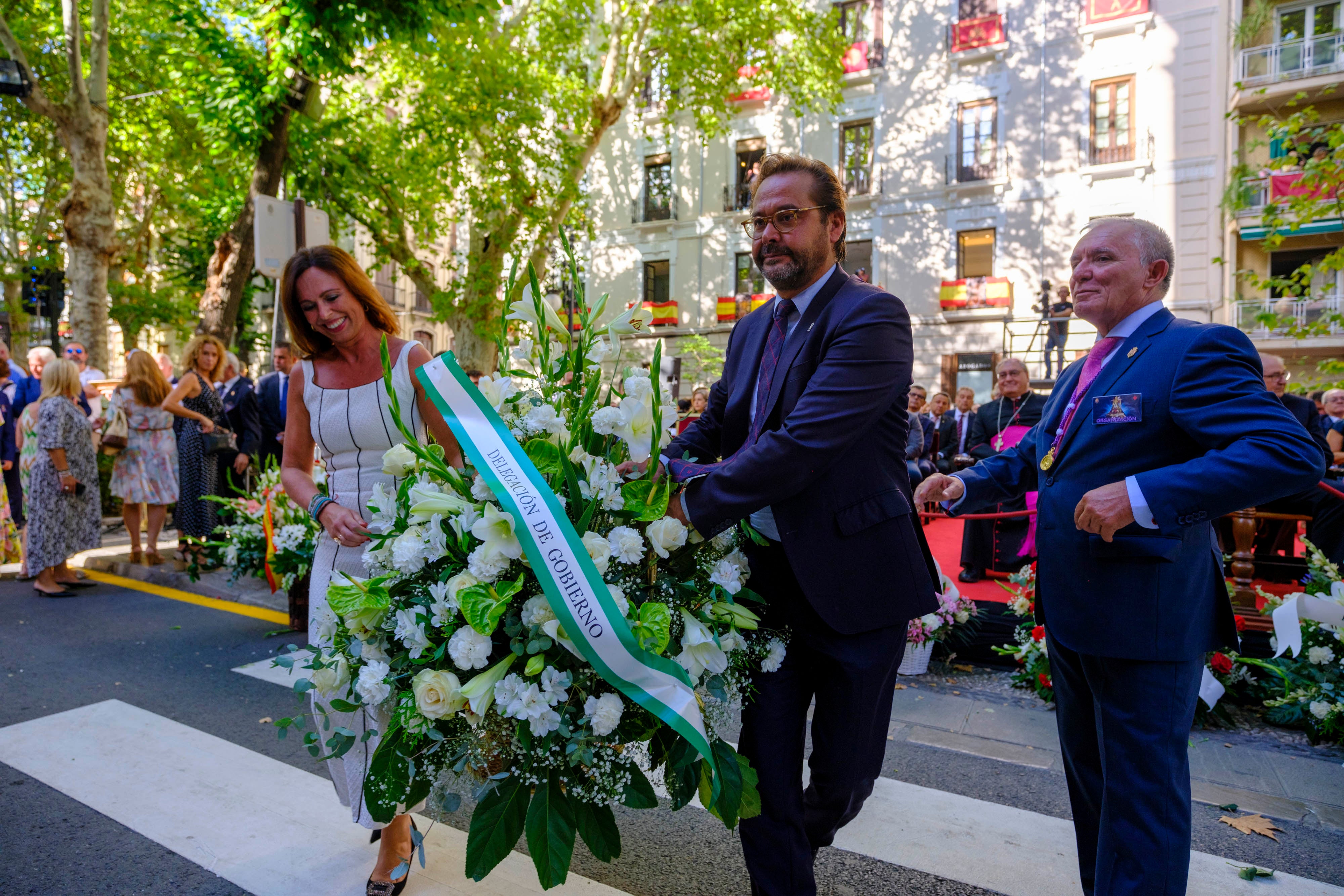 La ofrenda floral a la Virgen de las Angustias, en imágenes