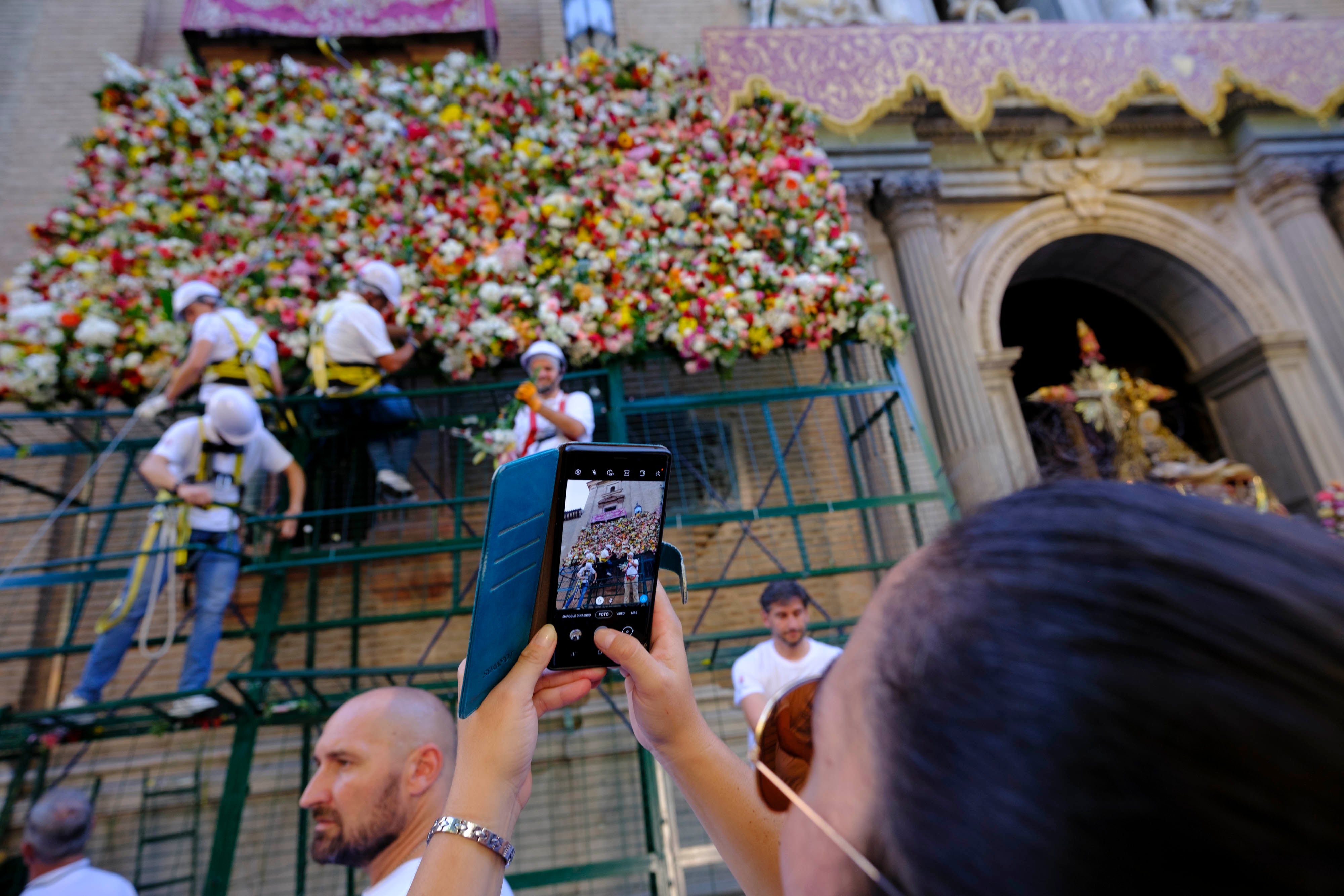 La ofrenda floral a la Virgen de las Angustias, en imágenes