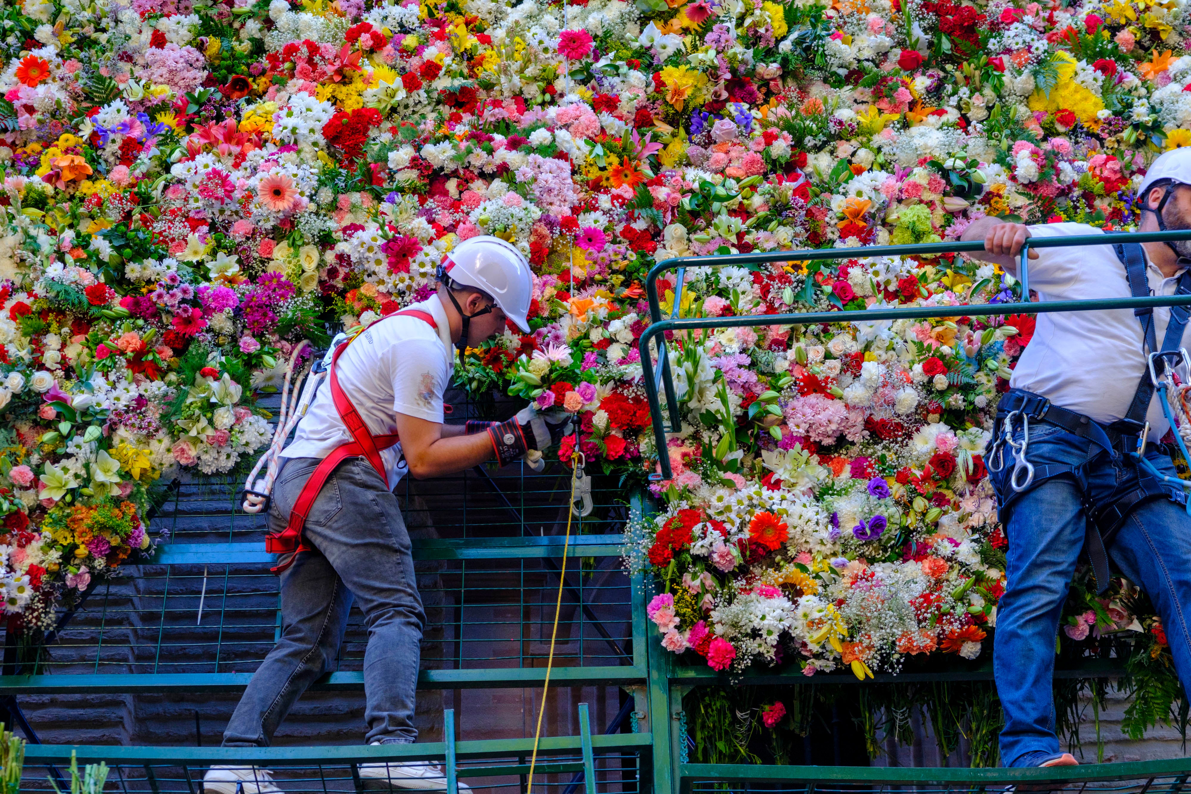 La ofrenda floral a la Virgen de las Angustias, en imágenes