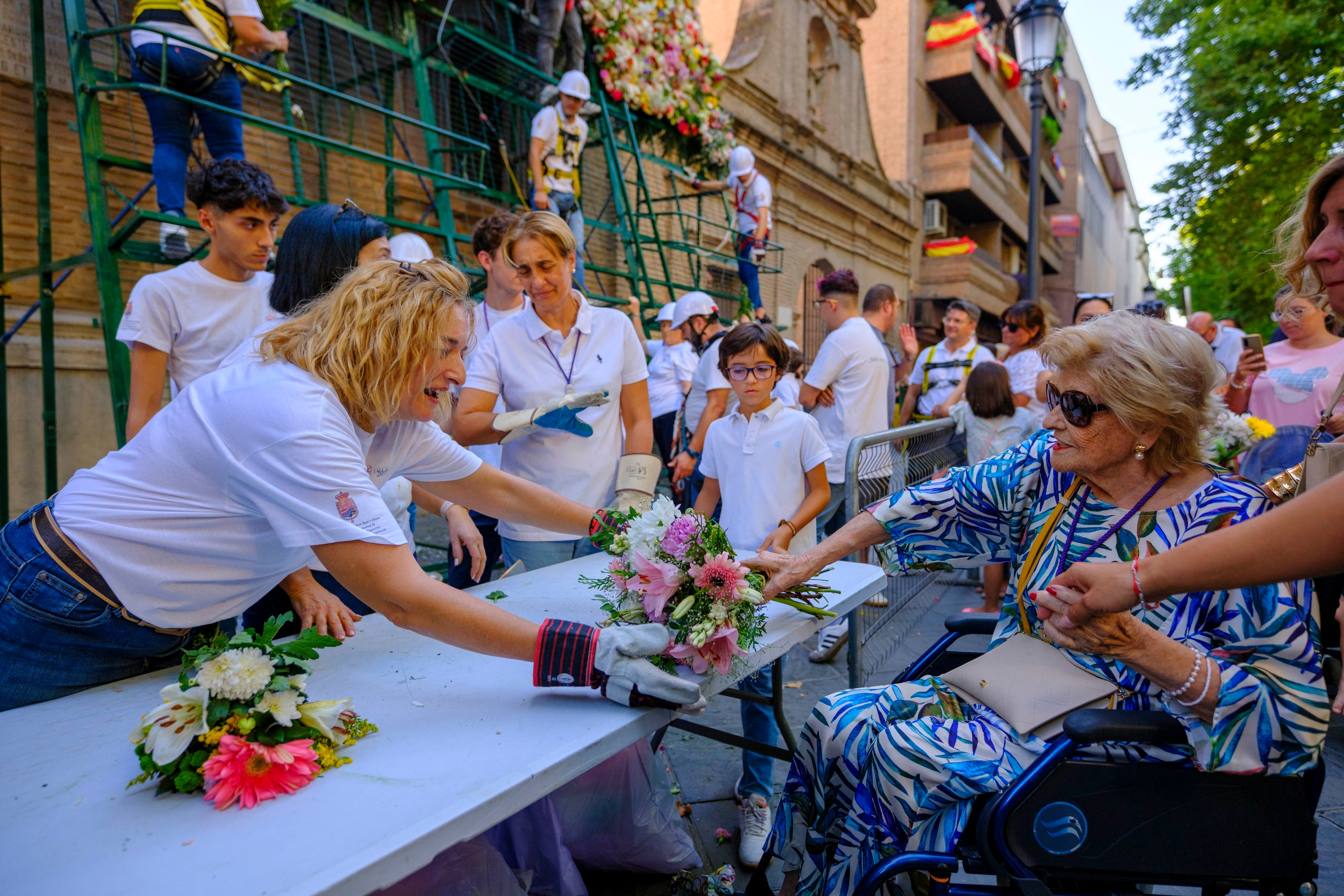 La ofrenda floral a la Virgen de las Angustias, en imágenes