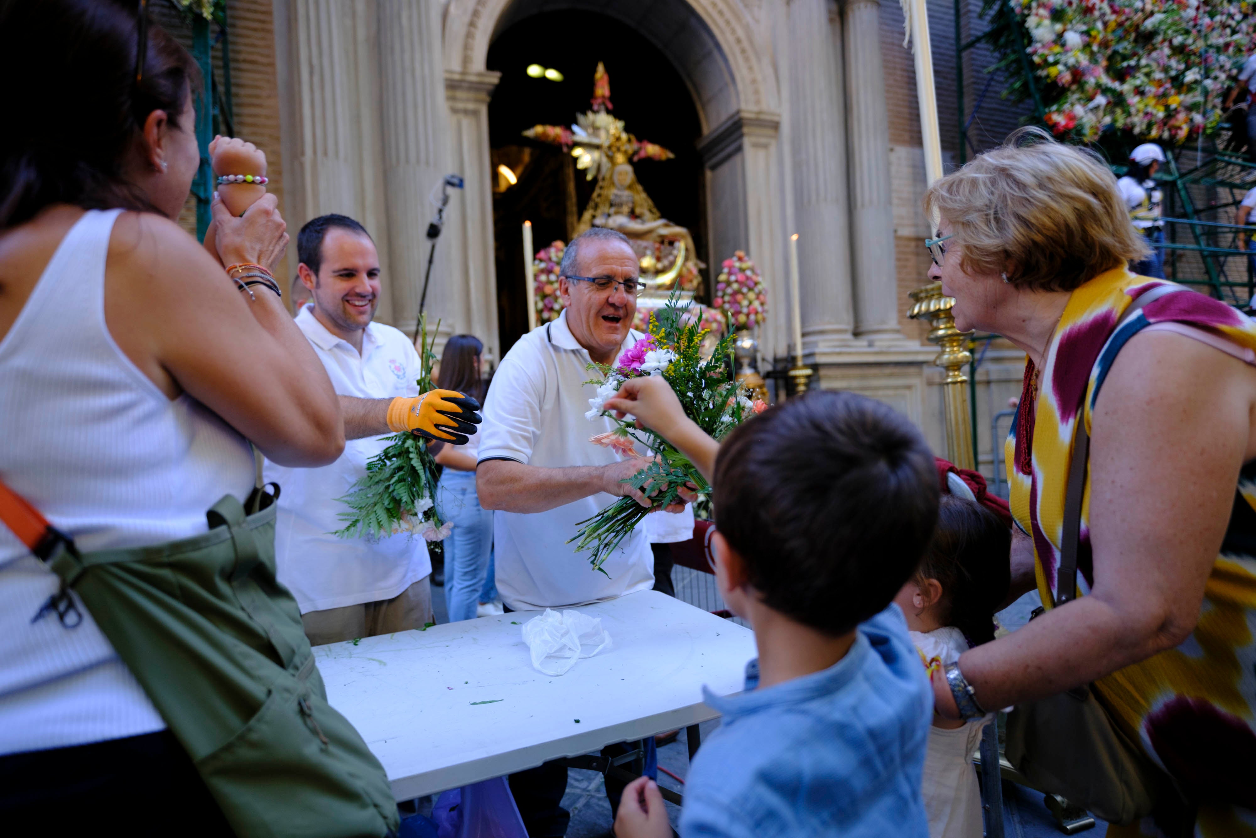 La ofrenda floral a la Virgen de las Angustias, en imágenes