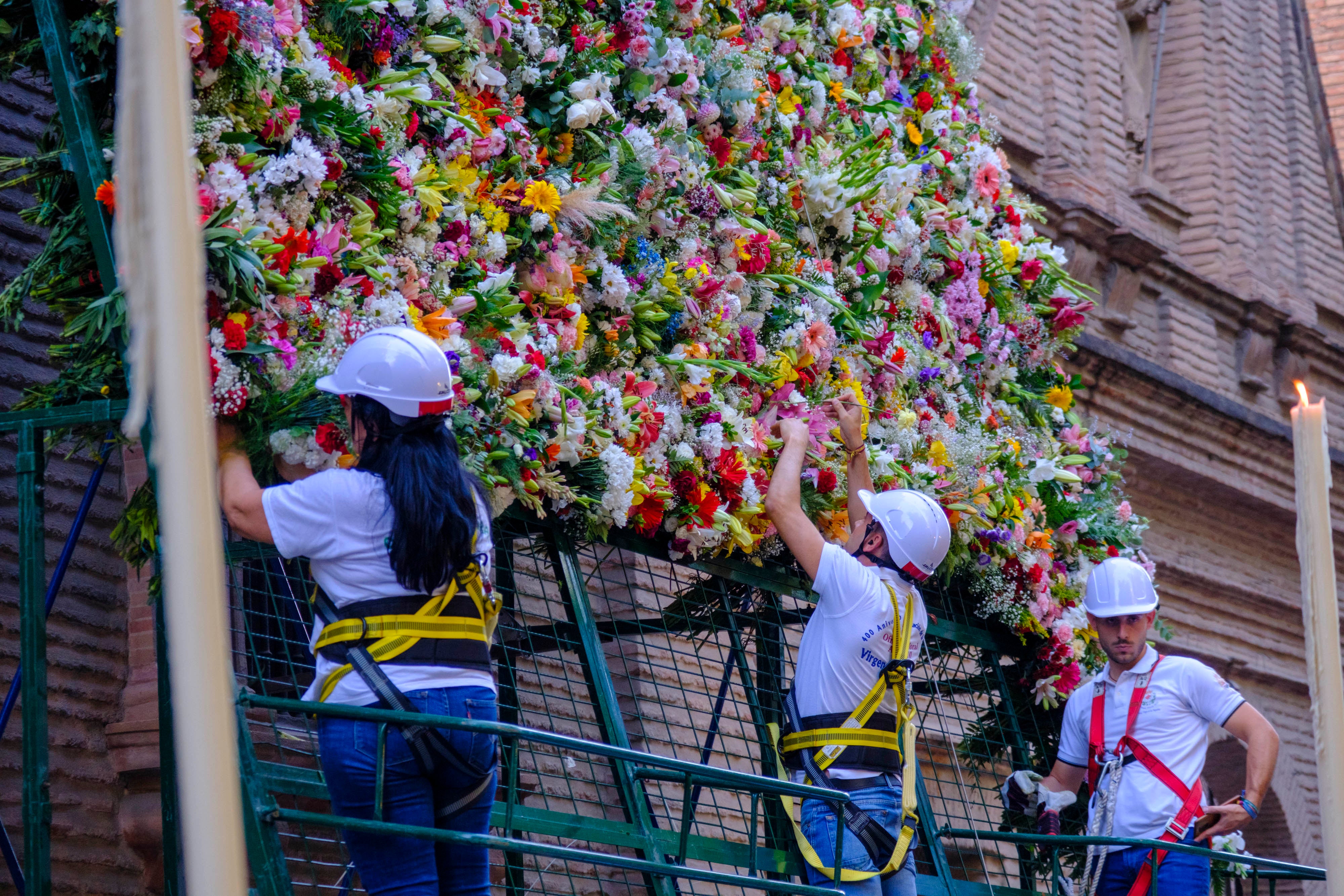 La ofrenda floral a la Virgen de las Angustias, en imágenes