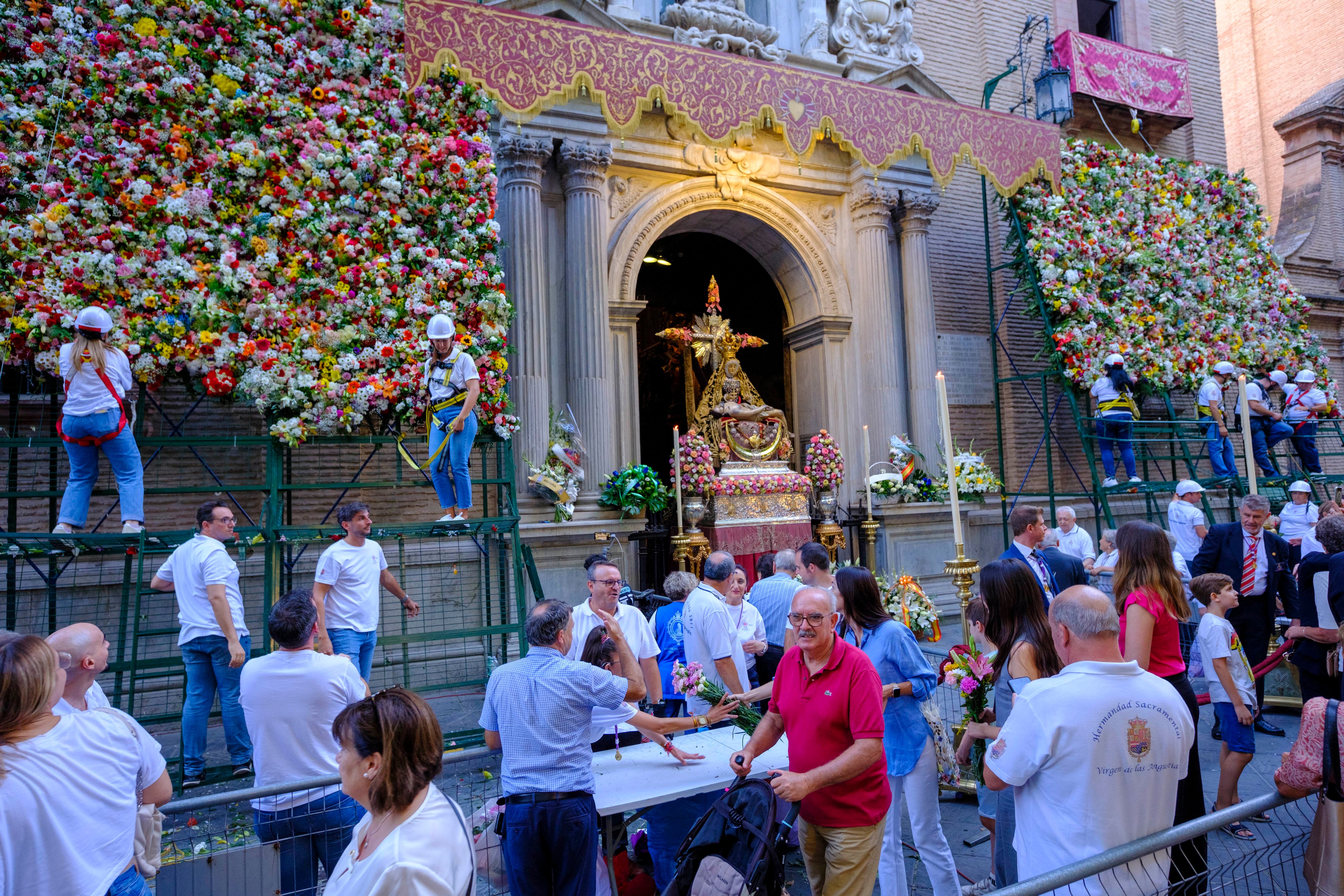 La ofrenda floral a la Virgen de las Angustias, en imágenes