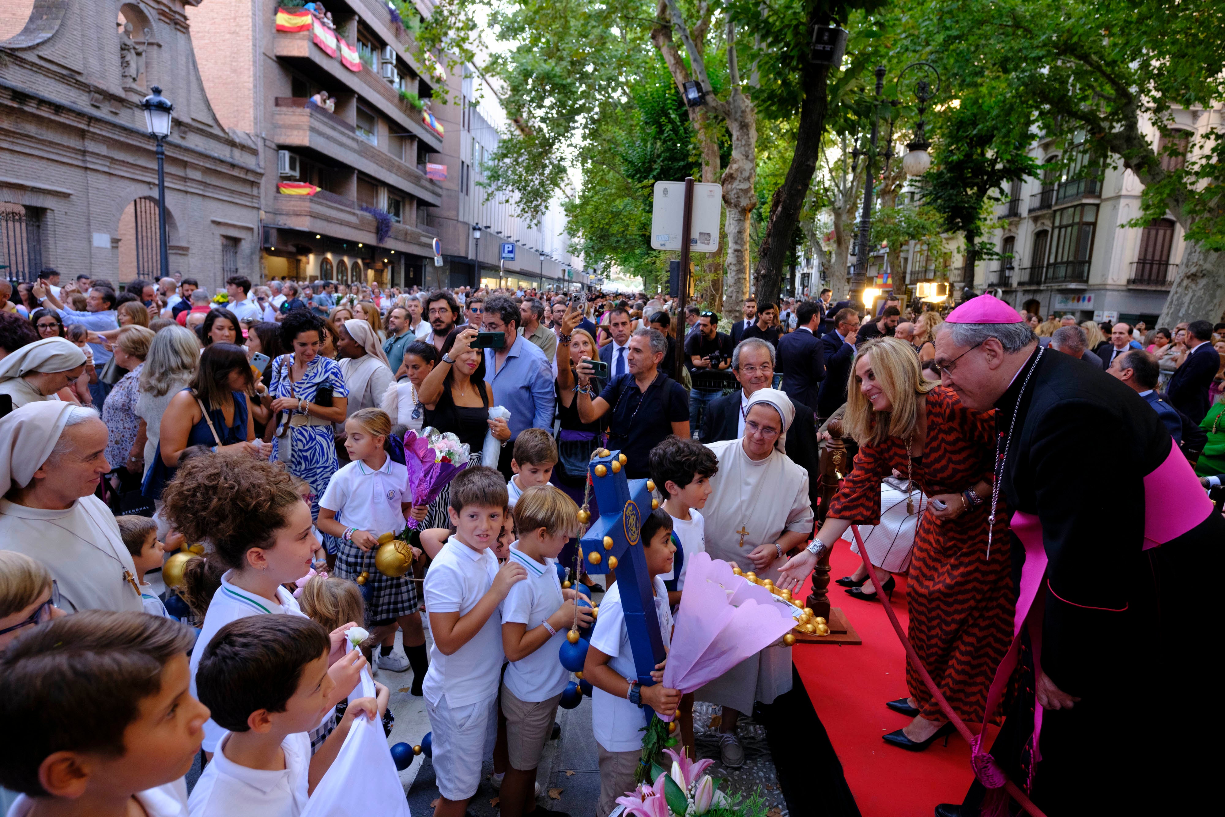 La ofrenda floral a la Virgen de las Angustias, en imágenes