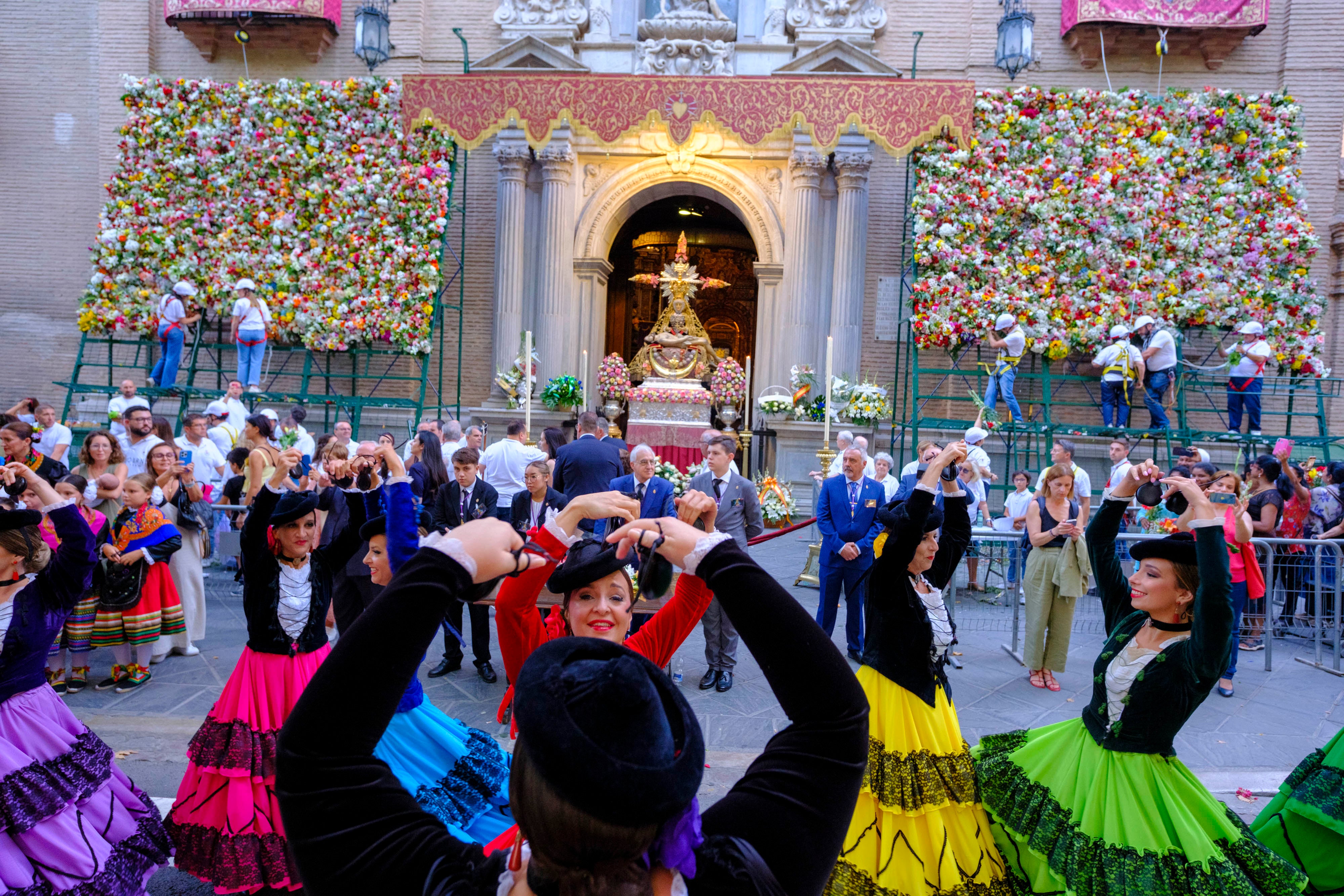 La ofrenda floral a la Virgen de las Angustias, en imágenes